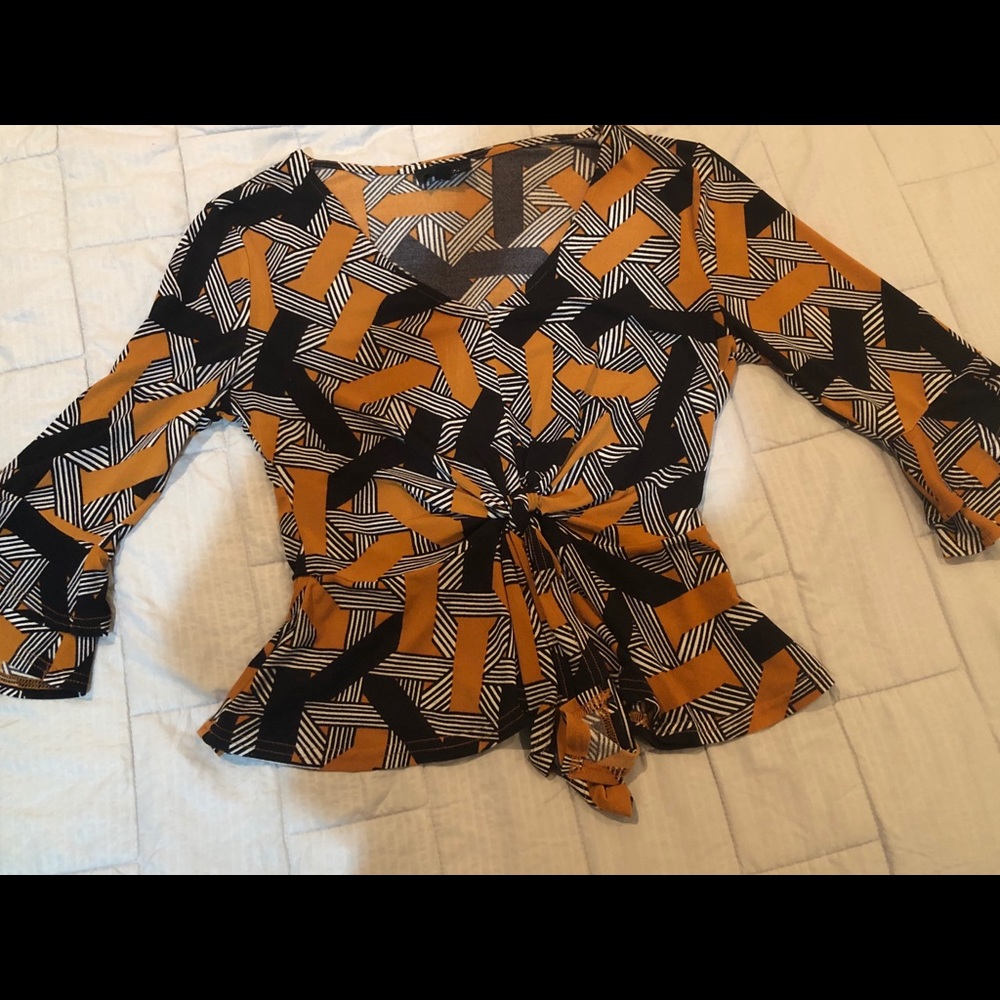 Arrow print front tie top